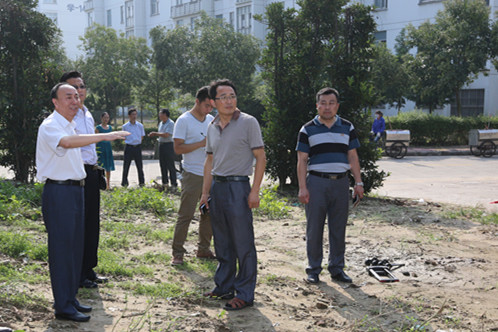 图为周军校长实地勘察学生宿舍消防通道